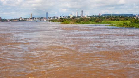 Blick-Auf-Die-Skyline-Der-Stadt-Santarem-Vom-Boot-Aus,-Das-Auf-Dem-Amazonas-In-Brasilien-Segelt