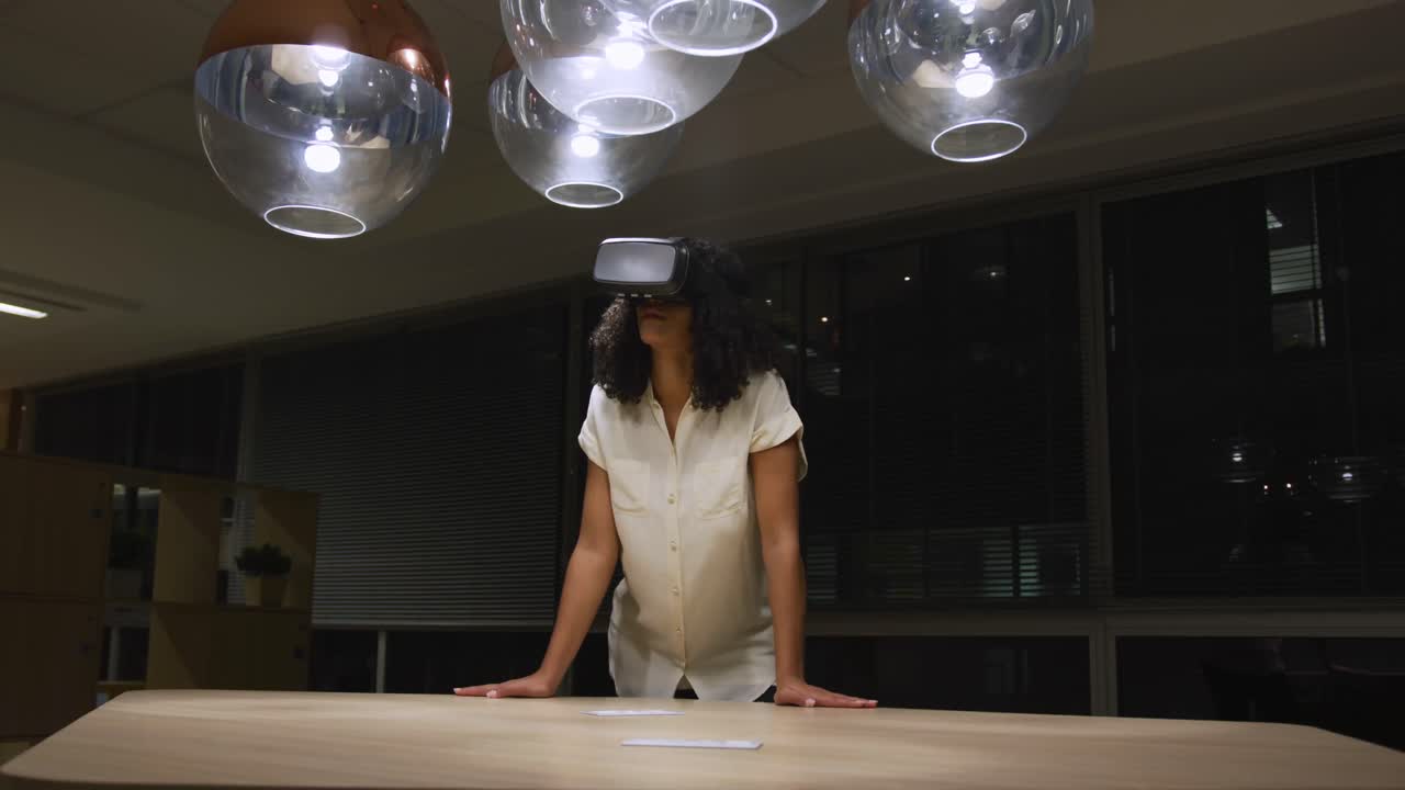 mujer de negocios usando casco vr en una oficina moderna