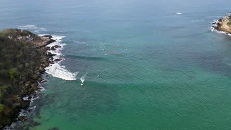 Vista-Aérea-De-Surfistas-Montando-Olas-En-La-Playa-De-Carrizalillo,-Puerto-Escondido,-Oaxaca,-México