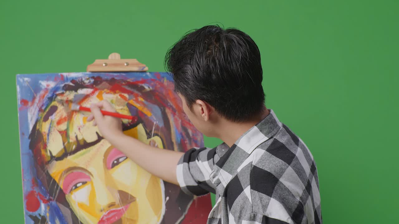 추상적인 그림을 보는 사람