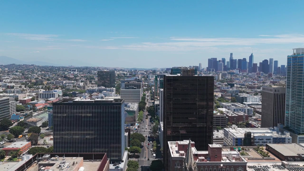 Ampia ripresa aerea che sorvola Wilshire Blvd. a Koreatown, in direzione del centro di Los Angeles, California. 4K.