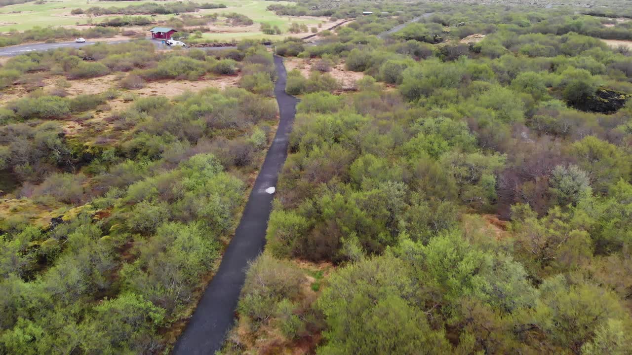 아이슬란드의 글라니 폭포 근처 자갈길의 항공 영상