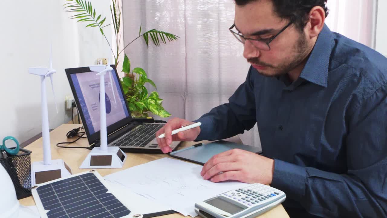 Ingeniero usando una calculadora científica para cálculos complejos de proyectos