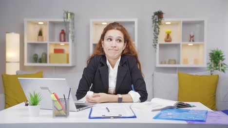 Mujer-Trabajadora-De-Oficina-En-Casa-Mirando-Molesta-A-La-Cámara.