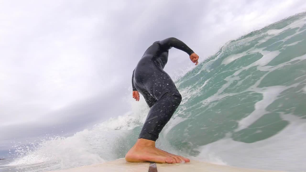 젊은 남성 서퍼는 유럽에서 바다의 파도를 탄다