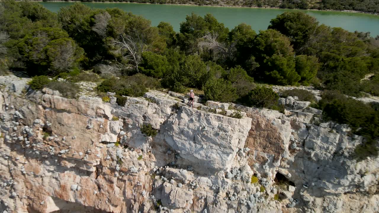 mujeres de pie en la cima del borde del acantilado, parque nacional kornati, croacia