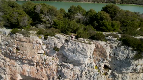 Mujeres-De-Pie-En-La-Cima-Del-Borde-Del-Acantilado,-Parque-Nacional-Kornati,-Croacia