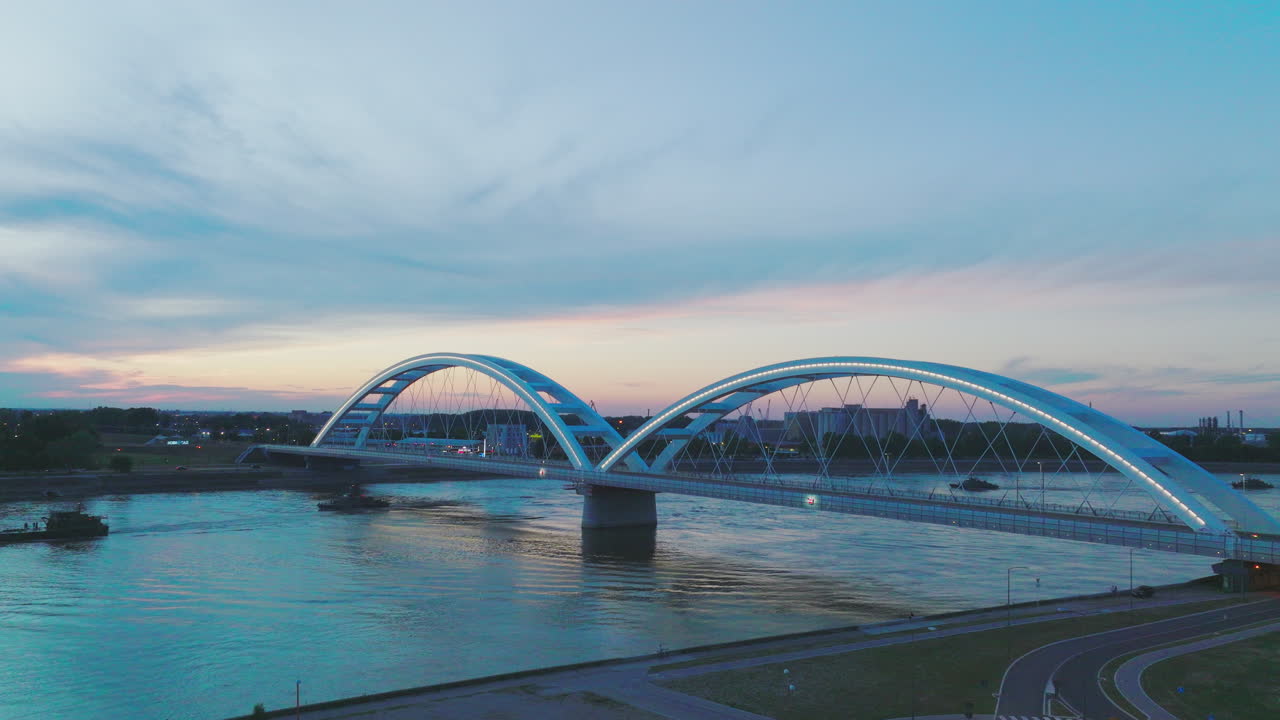 강 을 가로지르는 현대 의 아치 다리