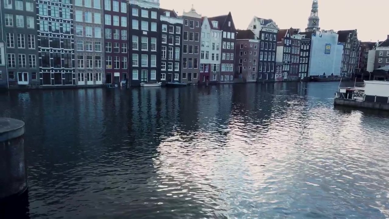Canal de Ámsterdam con agua - 4K60fps, video en cámara lenta.