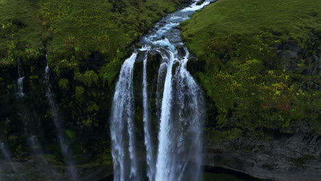 Atemberaubende-Aussicht-Auf-Den-Wasserfall-Seljalandsfoss-In-Island---Luftaufnahme