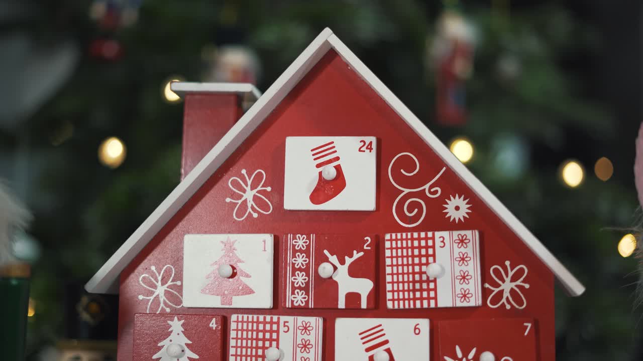 실제 크리스마스 트리 장식 호두 까기 인형 군인 장난감 앞의 나무 나무 강림절 달력