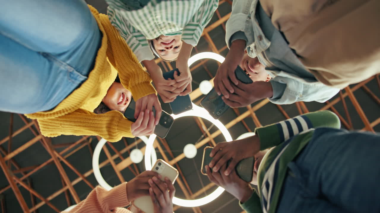grupo de amigos tomando una selfie