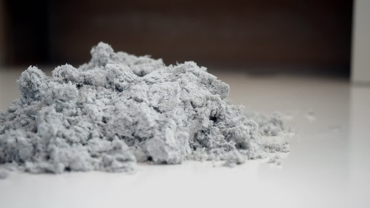 제거 된 단열 잔해의 어리