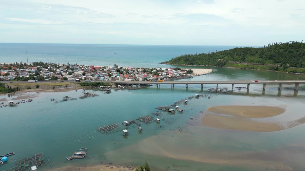 Drone bay lên trên Làng chài An Cư, Lăng Cô, Miền Trung Việt Nam 4K 60FPS.