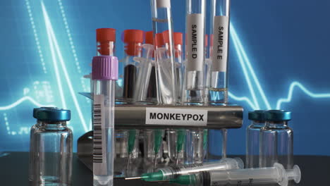 una mirada frontal en un rack de tubos de metal etiquetado como &quot;monkeypox&quot;