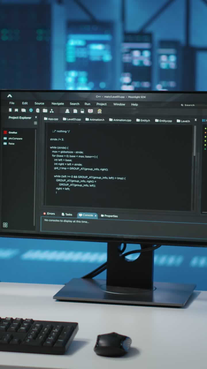 Programmeringskode vist på en dataskjerm i et teknisk kontor