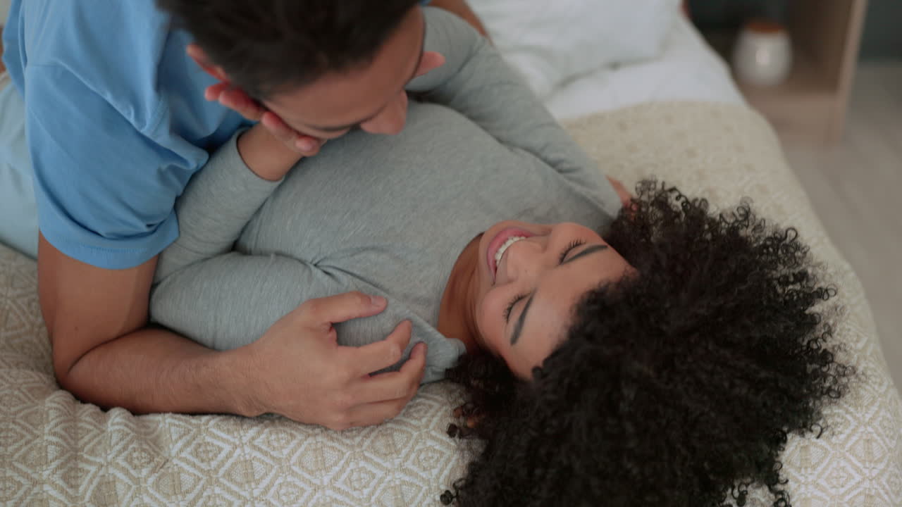 Coppia felice e amore in camera da letto, sorrisi