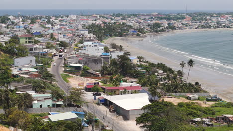 Drone-Acercándose-A-Mui-Ne-Vietnam-Asia-Pescador-Costa-Bahía-Pueblo-Centro-sur-Provincia-De-Bình-Thuan-Día-Soleado-En-Una-Playa-Tropical