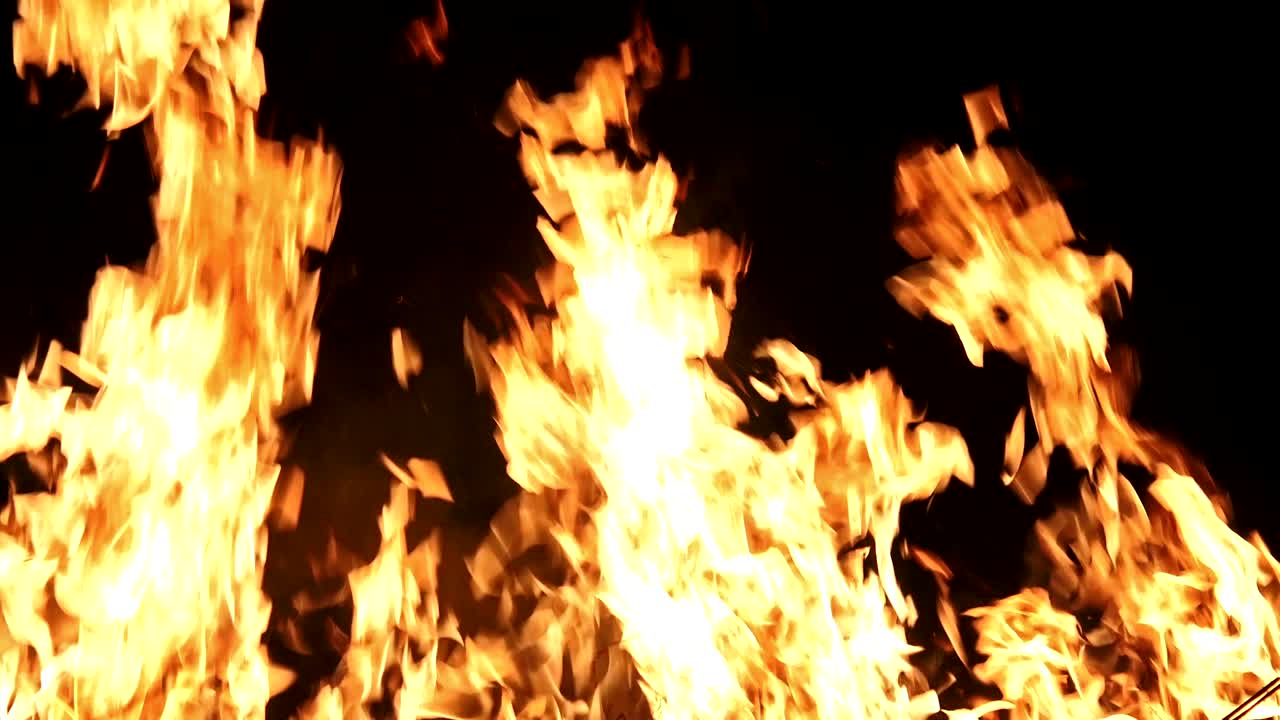 el bucle de quema de fuego. alfa mate de fondo negro. uhd video de stock