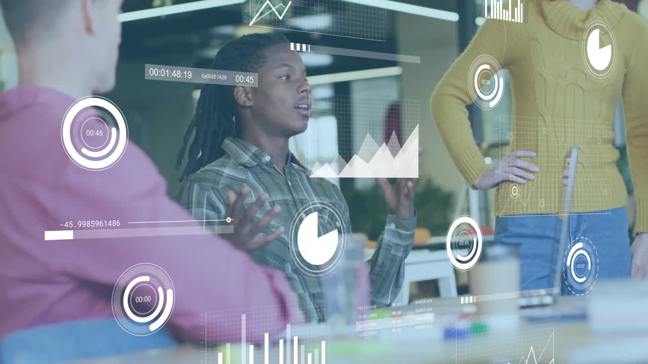 animación del procesamiento de datos financieros sobre diversas personas de negocios en la oficina