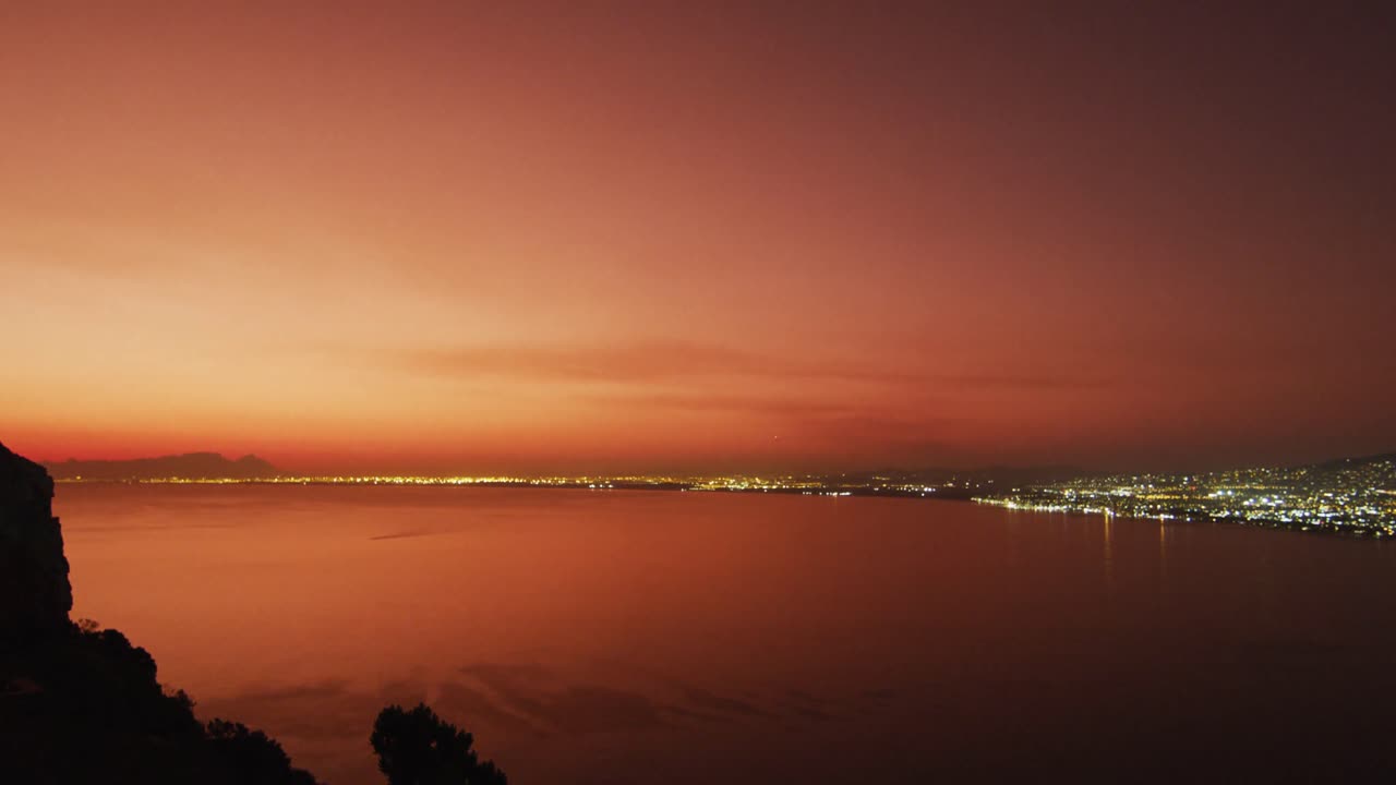 video de la hermosa vista del atardecer sobre la ciudad en la costa