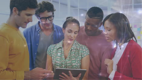 animación de la red de conexiones entre diversas personas de negocios en la oficina