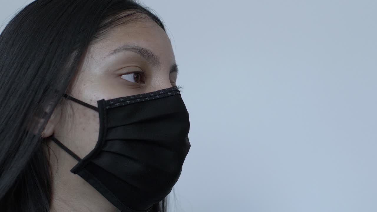 adolescente femenina con mascarilla de algodón negro