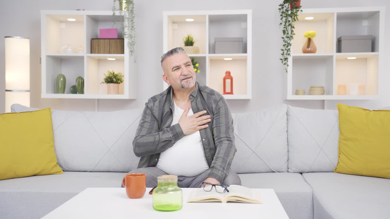 el viejo enamorado se siente feliz.