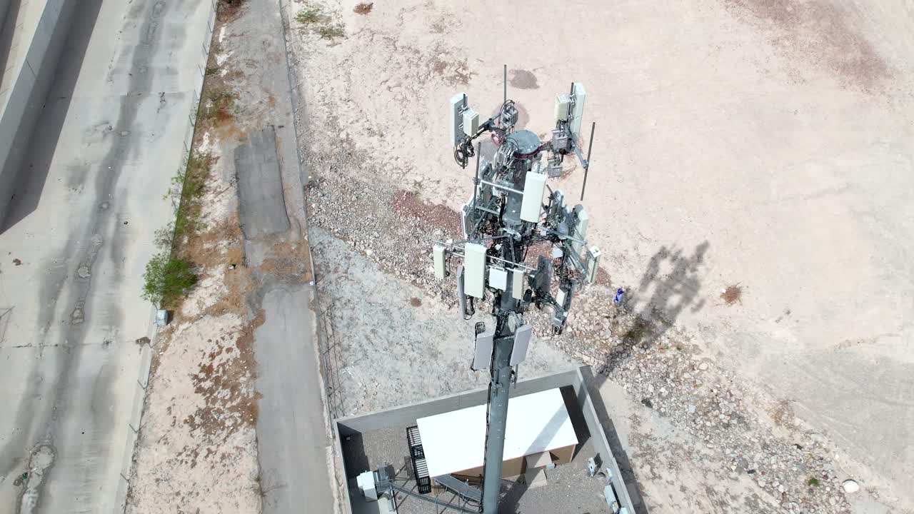 una torre de comunicaciones celulares - vista aislada como se ve descender e inclinarse hacia arriba desde un dron