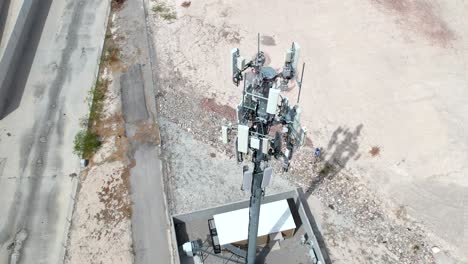 Una-Torre-De-Comunicaciones-Celulares---Vista-Aislada-Como-Se-Ve-Descender-E-Inclinarse-Hacia-Arriba-Desde-Un-Dron