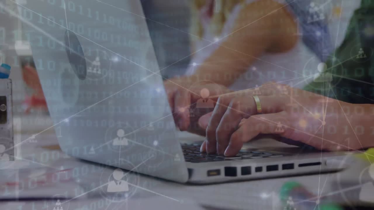 animación del procesamiento de datos sobre una mujer usando una computadora portátil