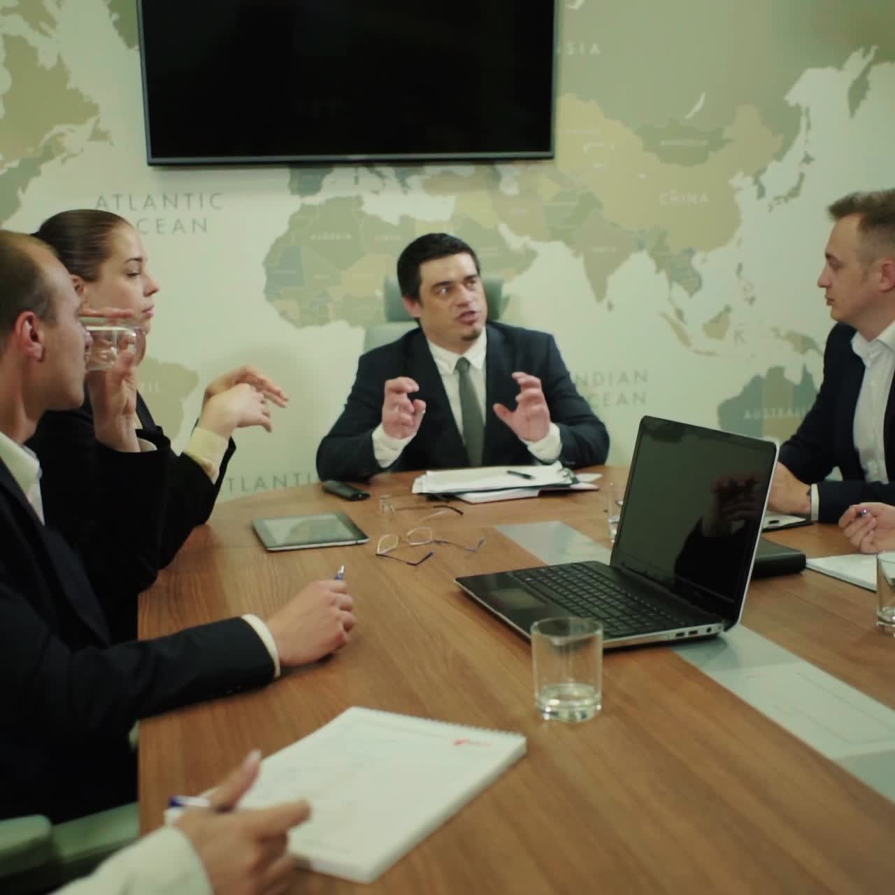 gente de negocios discutiendo juntos