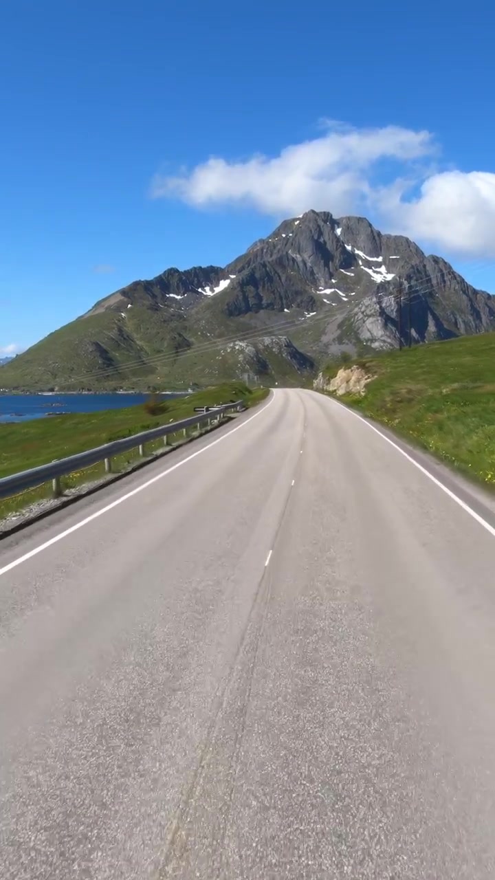 Video verticale: Guida di un'auto su una strada in Norvegia all'alba