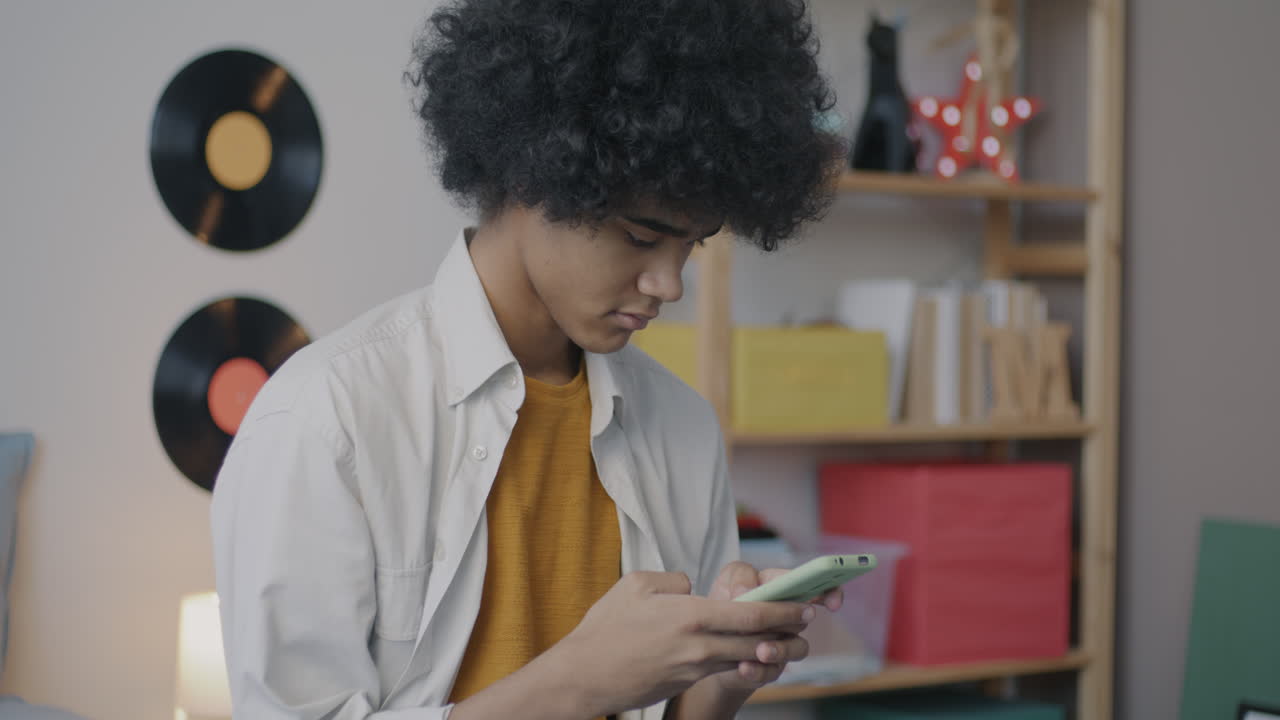 adolescente enviando mensajes de texto en el teléfono inteligente