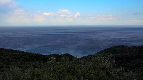 Tiempo-De-Tormenta-En-La-Costa-Del-Mar-De-Iones-Con-Verdes-Colinas-De-Olivos-Y-Fondo-De-Cielo-Azul-Brillante