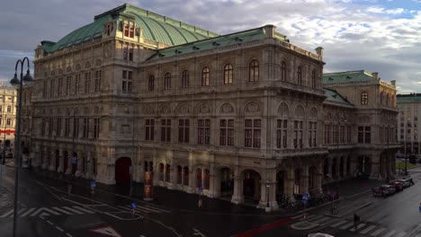 impresionantes vistas hacia la ópera estatal de viena con arquitectura clásica
