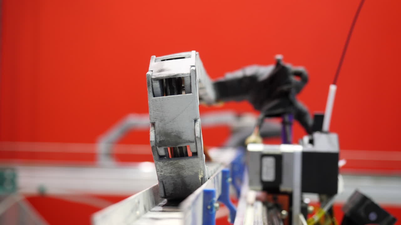 컨베이어 벨트에 있는 산업용 로 팔