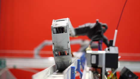 brazo de robot industrial en la cinta transportadora