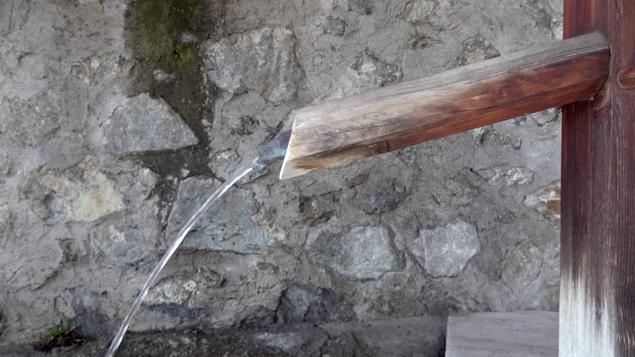 전통적 으로 지어진 나무 의 분수 프 에서 물 이 흐른다