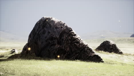 Piedra-Aislada-En-La-Pradera-En-Las-Montañas