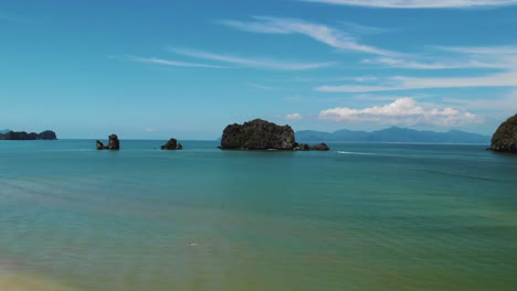 Antena-En-Cámara-Lenta-De-Pequeñas-Islas-Rocosas