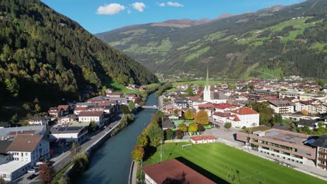 Pueblo-De-La-Estación-De-Esquí-De-Zell-Am-Ziller-En-Verano-En-El-Valle-De-Zillertal,-Tirol,-Austria---Antena-4k