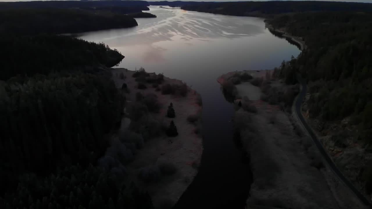 el río oreki y el lago karnsjon se encuentran al atardecer camino estrecho hermoso reflejo