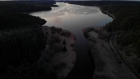 El-Río-Oreki-Y-El-Lago-Karnsjon-Se-Encuentran-Al-Atardecer-Camino-Estrecho-Hermoso-Reflejo