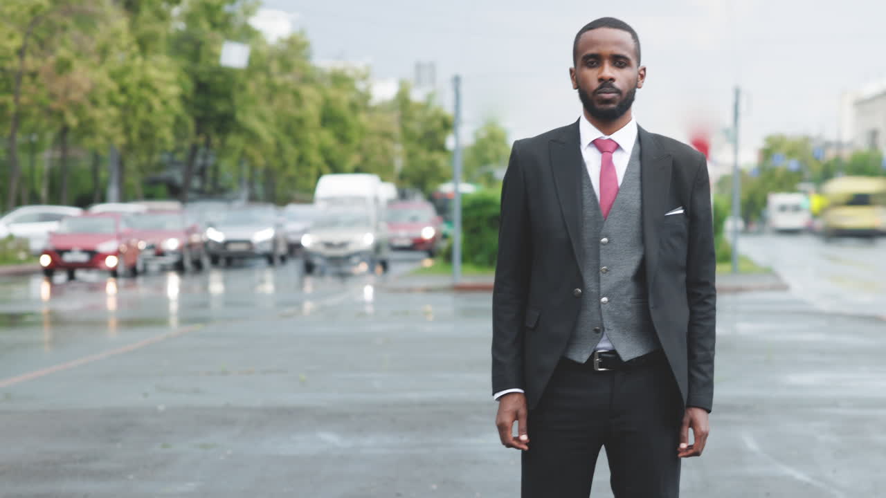 hombre de negocios en una calle de la ciudad