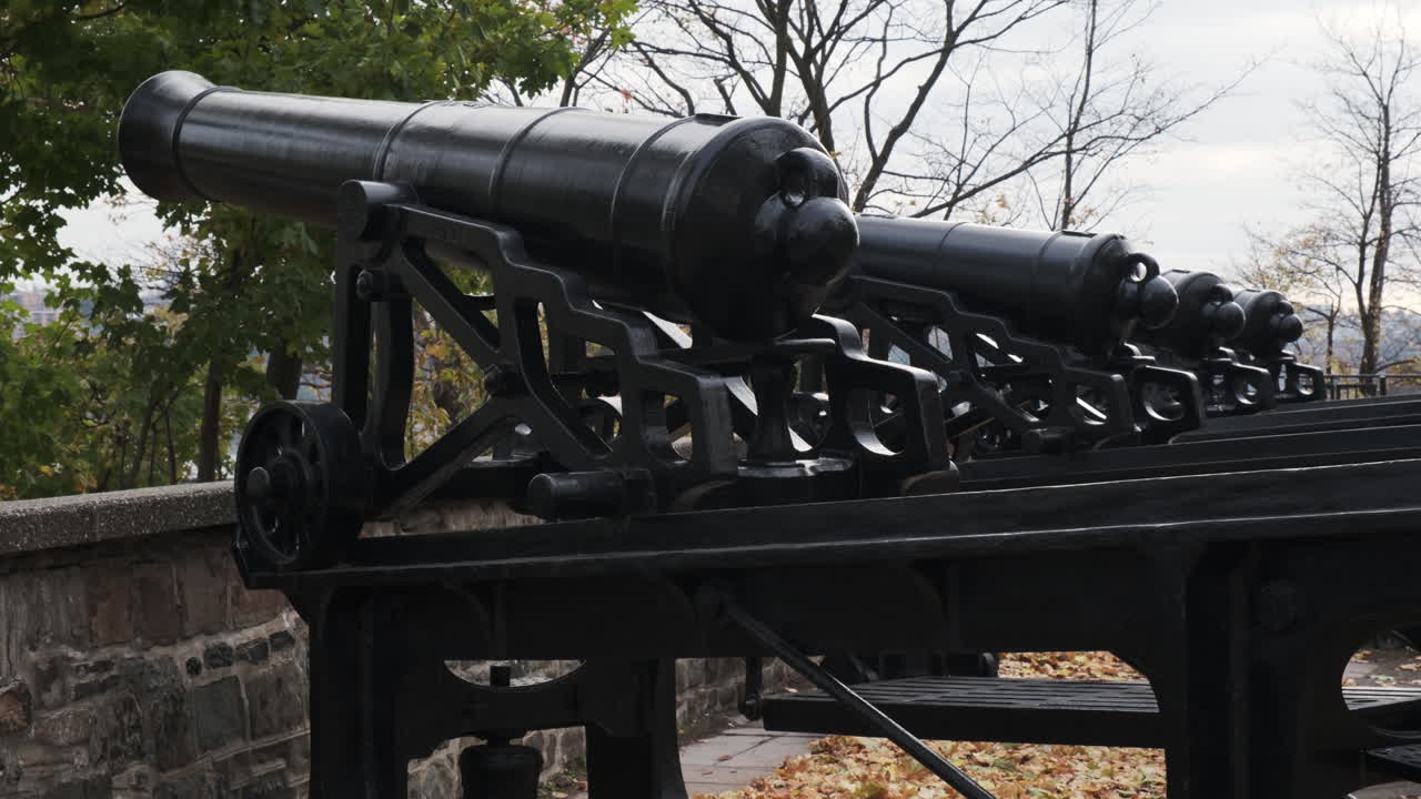 primer plano de las fortificaciones de cañones de hierro de la ciudad de quebec en lo alto de las históricas murallas de piedra