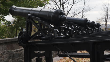 primer plano de las fortificaciones de cañones de hierro de la ciudad de quebec en lo alto de las históricas murallas de piedra