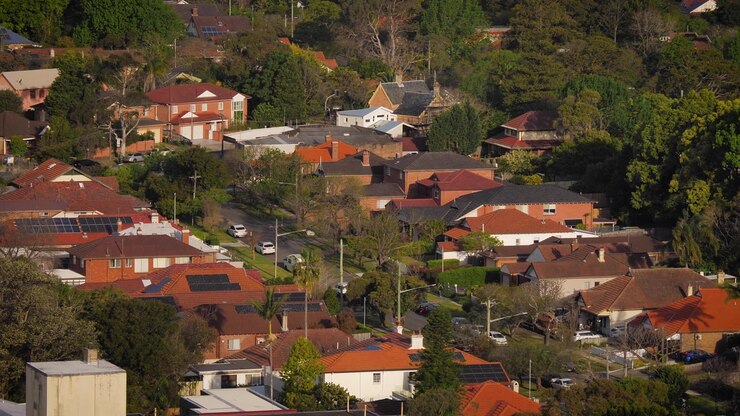 Vista ravvicinata dall'alto di abitazioni suburbane a Chatswood, North Sydney