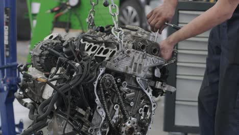 reparación de motores de automóviles en un taller