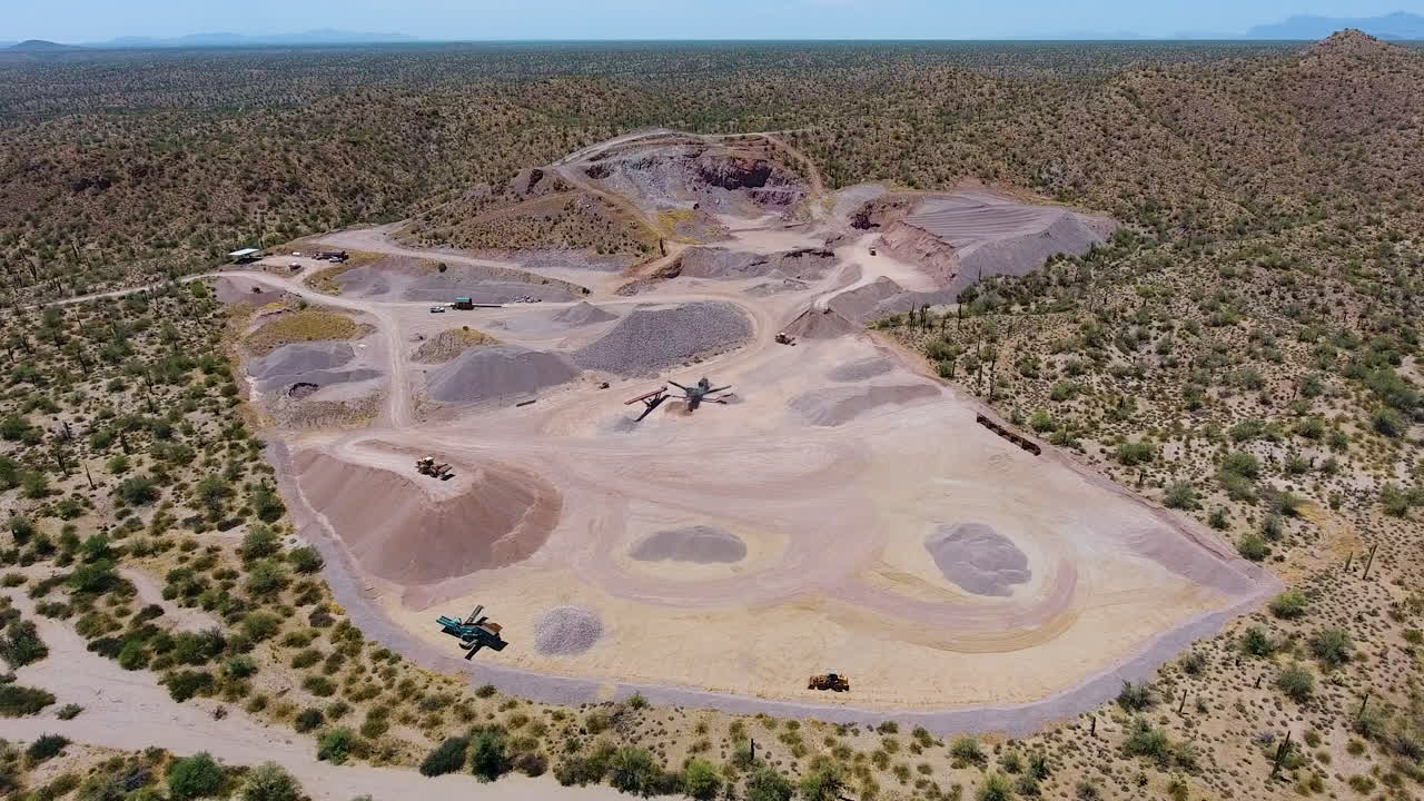 amplia toma de drones de una cantera de roca y máquinas trabajando
